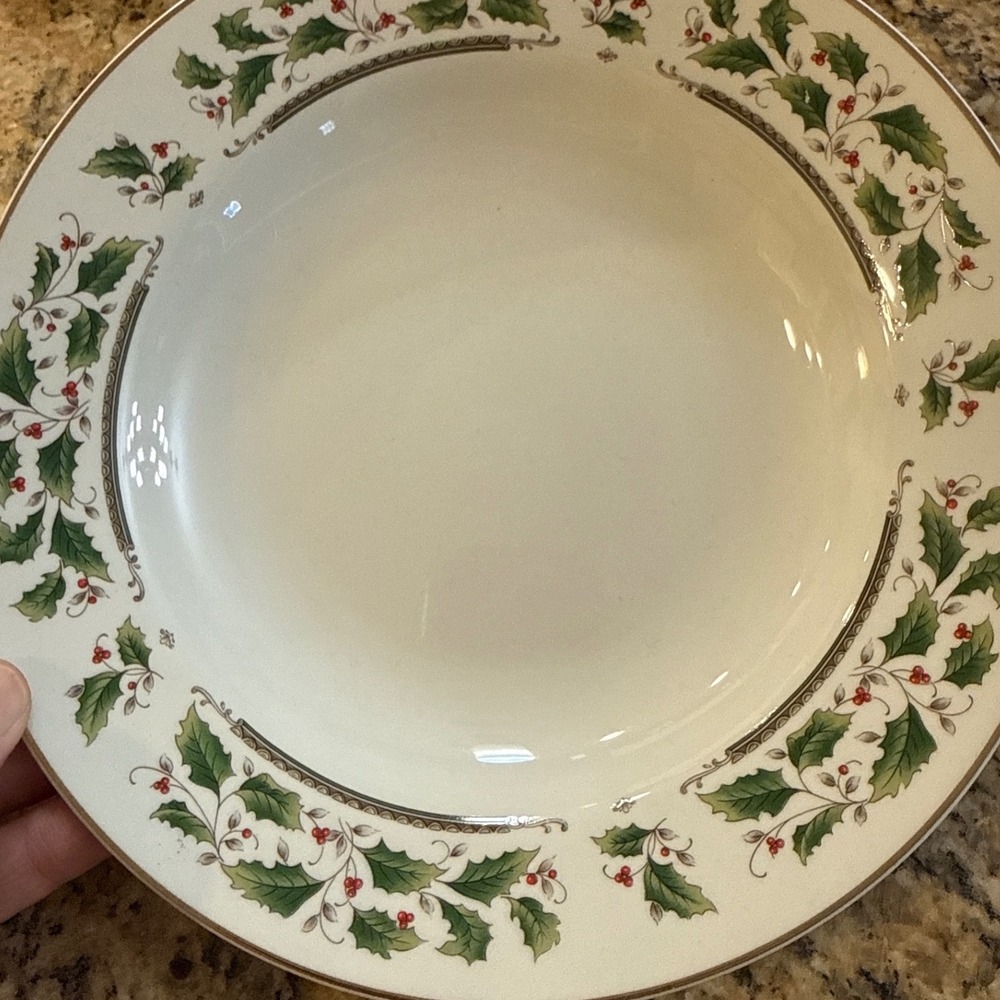 Holly Holiday Rimmed Soup Bowl Christmas Holly Berries Gold Trim Made in Japan‎